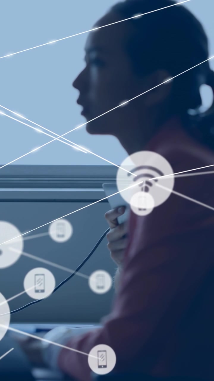 Vertikal video: Kvinde arbejder ved vinduesplads, trykker på en enhed, hvilket forårsager Wi-Fi-overlay med telefonikoner