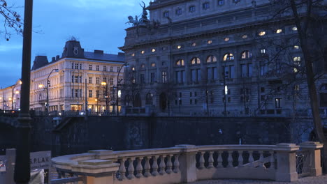 Blick-Auf-Das-Prager-Nationaltheater-Vom-Slovanske-Damm-Während-Der-Blauen-Stunde-Am-Frühen-Morgen-Im-Winter