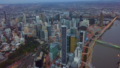 vista aérea de una ciudad de brisbane cbd y el río por la noche
