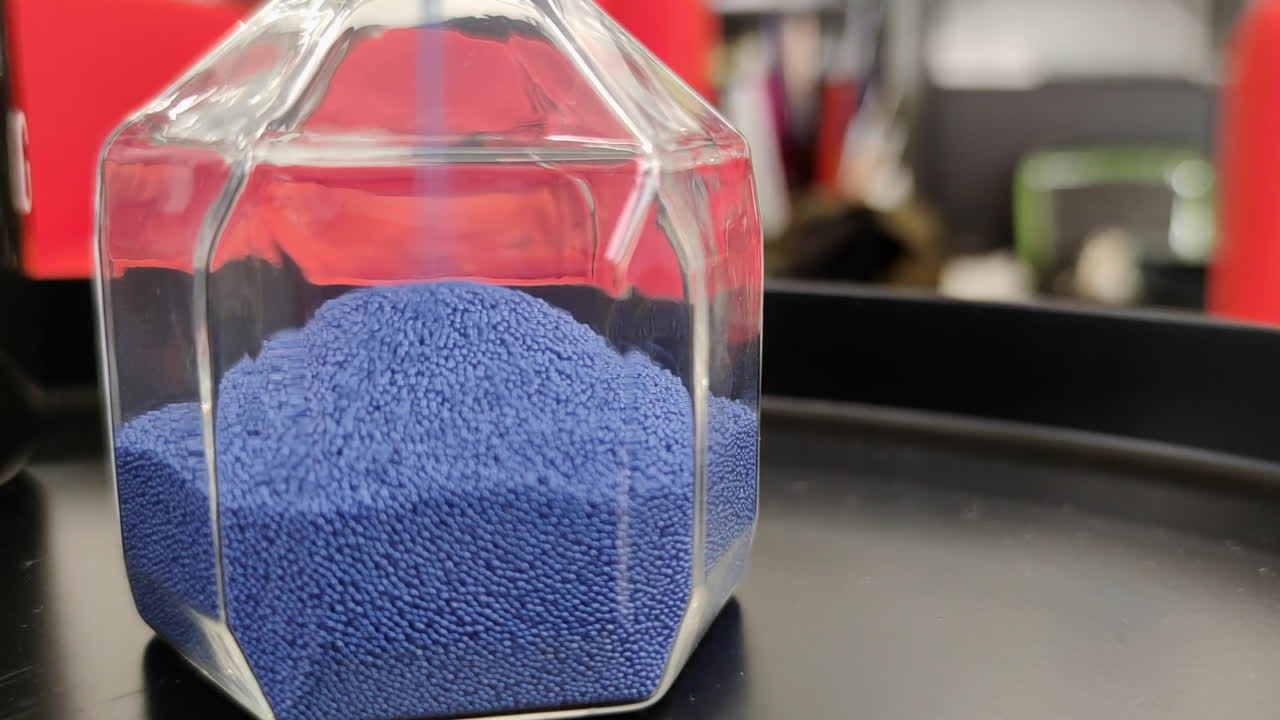 caída de arena azul en reloj de arena