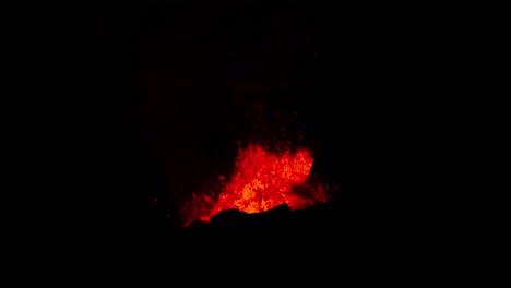 expulsión de magma del cráter por la noche, erupción volcánica, islandia