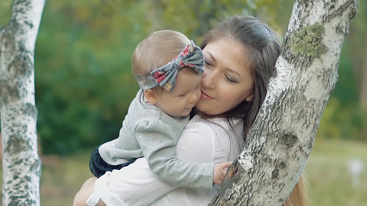 madre joven y hermosa con un bebé pequeño