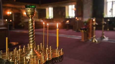 un anciano en la iglesia.