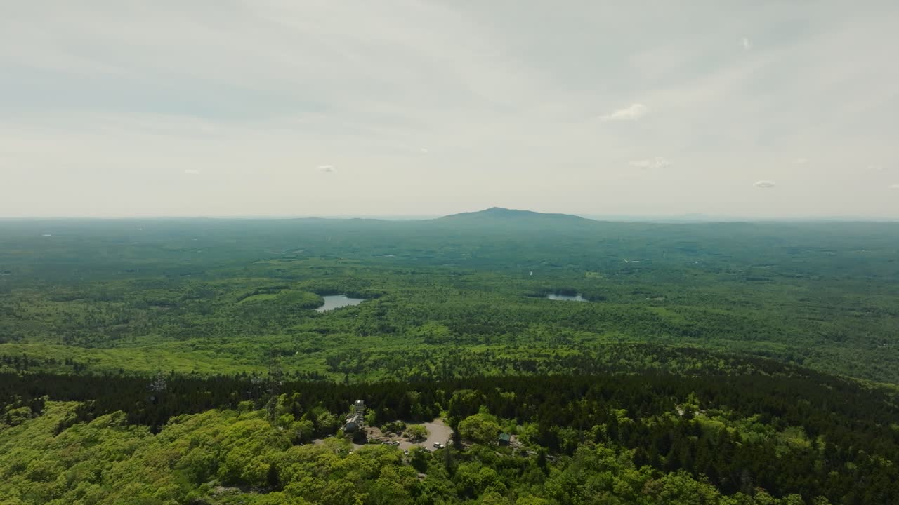 imágenes de drones de new hampshire mirando el monte monadnock