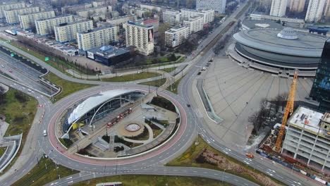 Antena-Sobre-Rotonda-Con-Un-Tranvía-En-Katowice