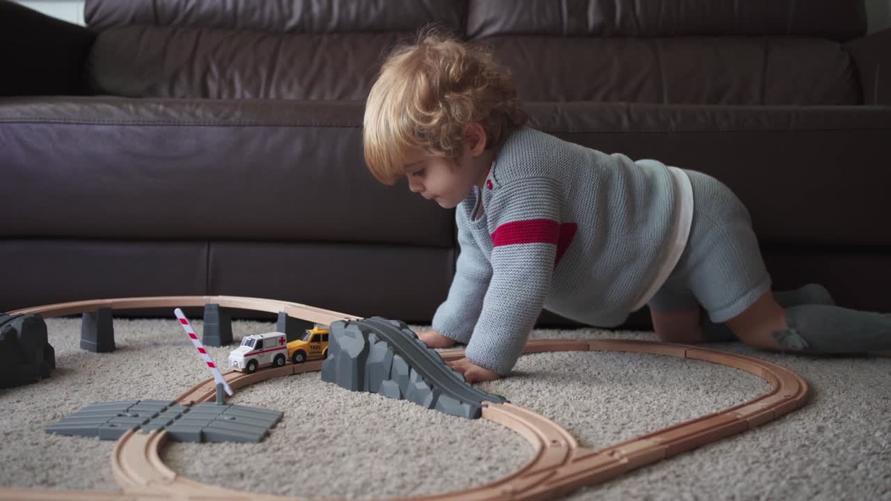 niño pequeño jugando con una pista de juguete