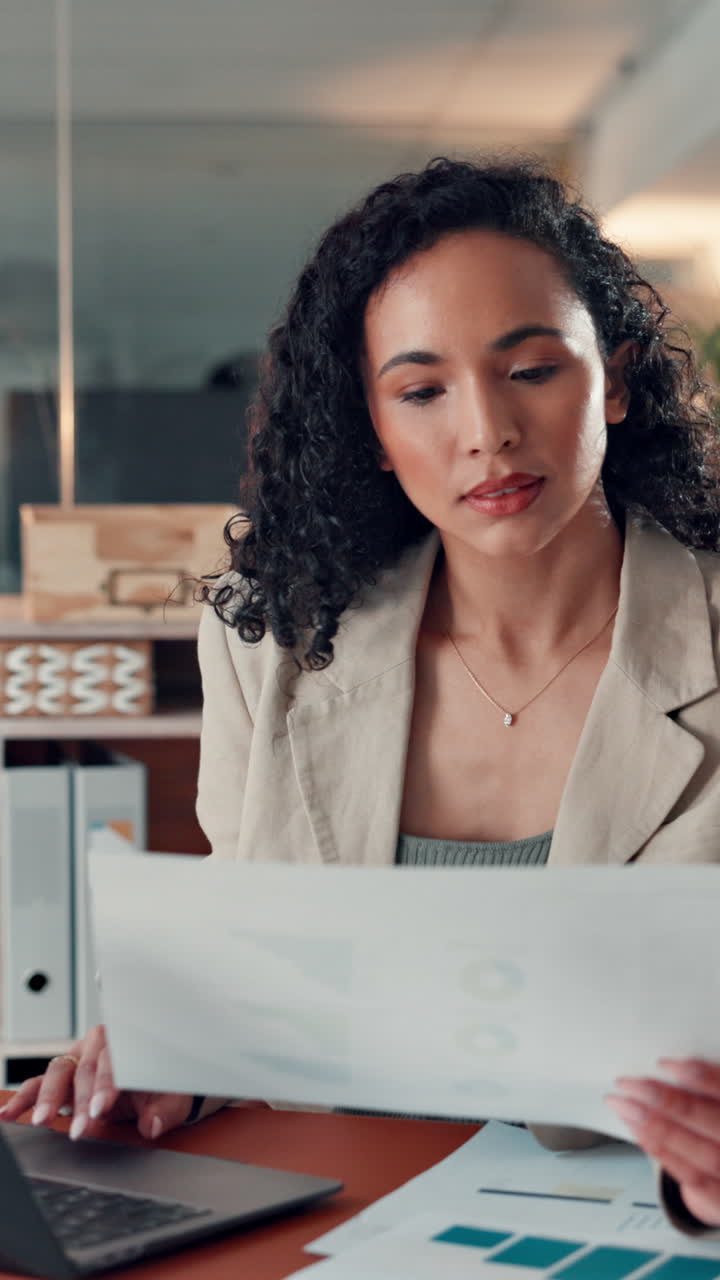 Imprenditrice professionista che lavora al portatile e rivede documenti in ufficio