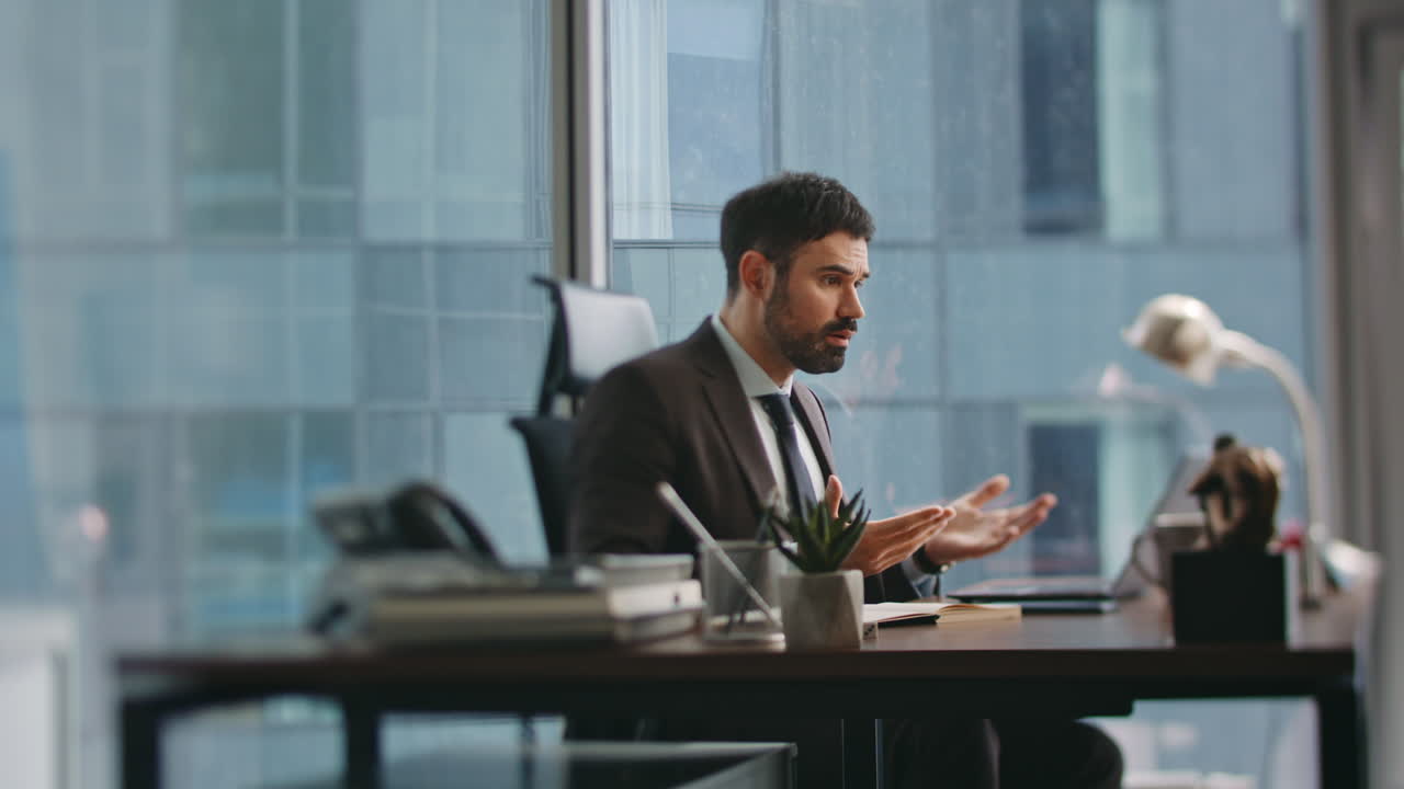 ceo nervoso che si lamenta di videochiamate sul posto di lavoro. manager che litiga online