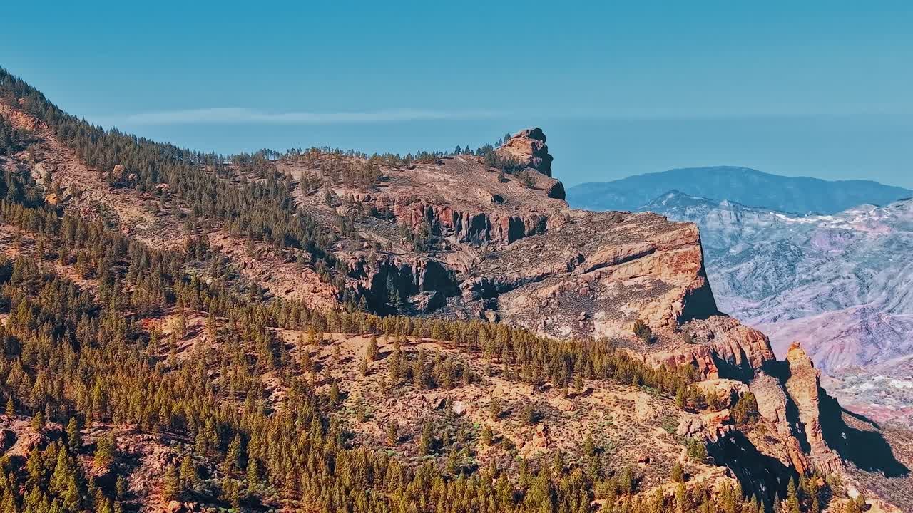 Gran Canaria esittelee ilmakuvaa kivisistä vuorista ja vihreistä metsistä.