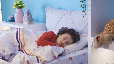 un niño durmiendo en la cama.