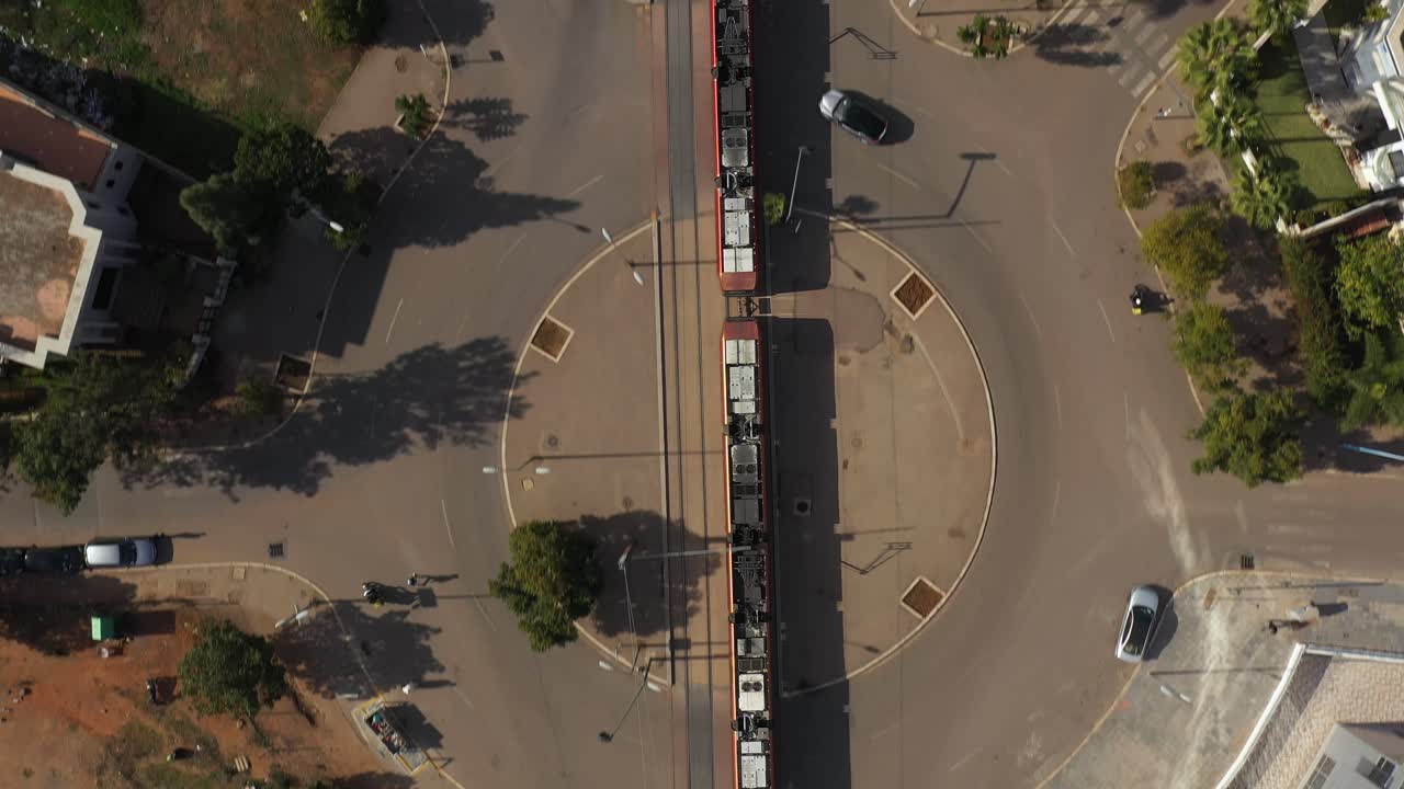 Scatto aereo dall'alto di un tram a Casablanca