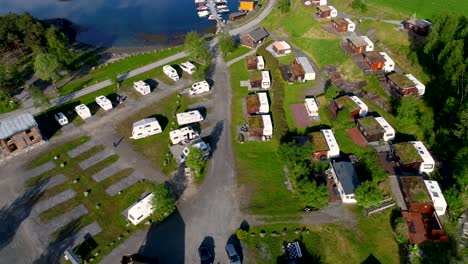 Hermosa-Naturaleza-Noruega-Vista-Aérea-Del-Camping-Para-Relajarse.