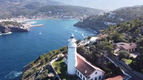 Tomas-Aéreas-Sobre-El-Hermoso-Faro-Ubicado-En-Mallorca.