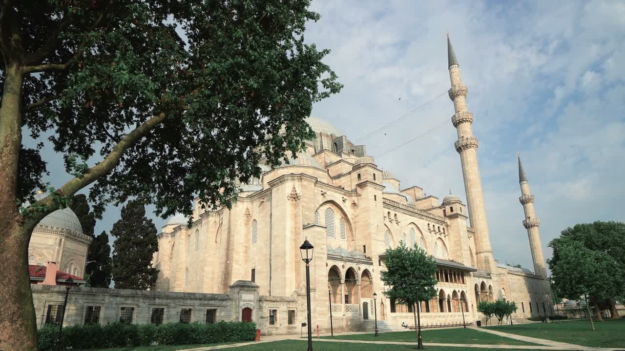 puerta del patio de la mezquita del sultán suleiman, estambul, turquía. la mezquita de suleiman es una mezquita imperial otomana ubicada en la tercera colina