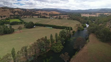 Revelación-Del-Río-Goulburn-Con-Potreros-Y-Colinas-Al-Fondo-Cerca-De-Eildon,-Victoria,-Australia.