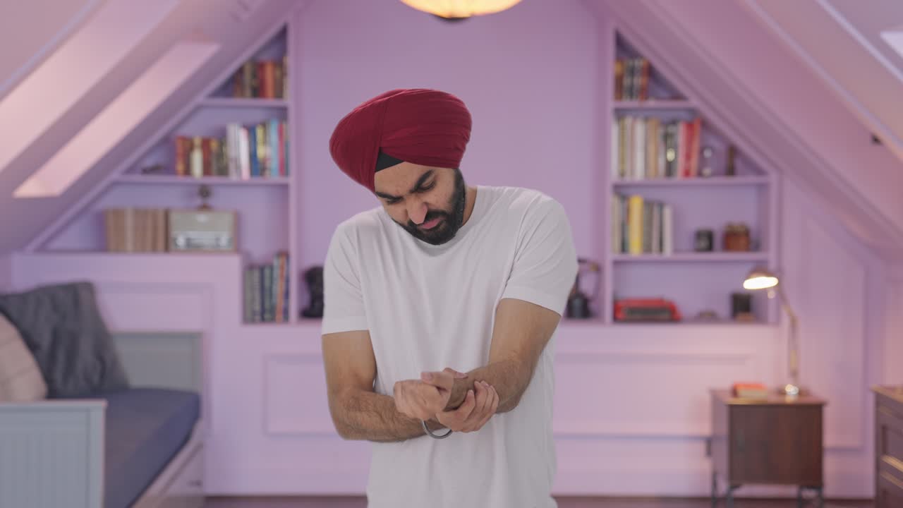 Uomo indiano sikh malato con dolore alla mano