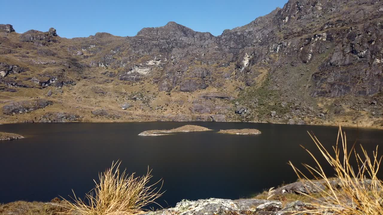 4000미터 이상의 고도에서 페루 우아누코 암보 지역에 있는 아름다운 피가코차 석호를 통해 풀 hd 낮 시간 경과