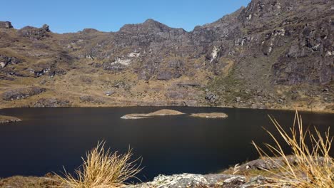 timelapse diurno full hd sobre la hermosa laguna de pichgacocha en la región de ambo, huanuco, perú a más de 4000 metros de altitud