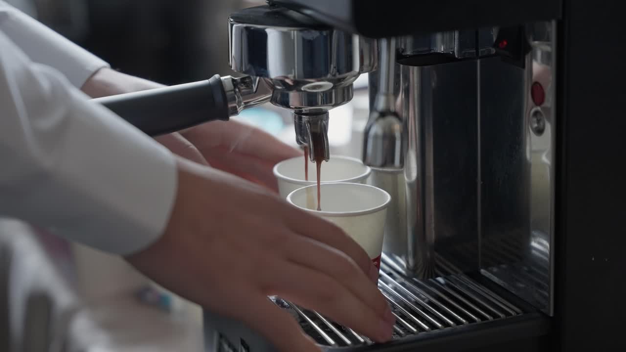 오래 사용한 커피 머신에서 진한 에스프레소가 심플한 종이컵으로 흘러 들어가요.