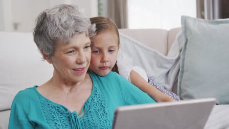 la abuela y la nieta pasan tiempo juntos