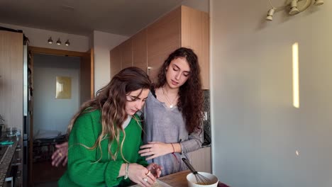 dos mujeres horneando en la cocina