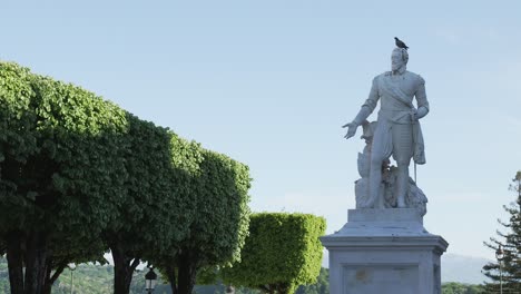 estatua de enrique iv de francia en la place royale, una plaza histórica en el centro de la ciudad de pau, región suroeste de francia