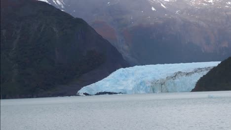 Langsame-Videoaufnahmen-Des-Gletschers-Im-Argentinischen-See-Von-Einem-Boot-Aus