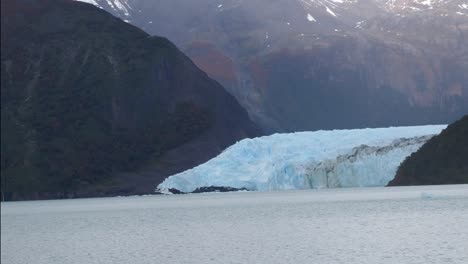 imágenes de video lentas del glaciar en el lago argentino desde un bote