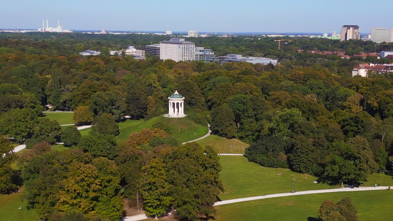 아름다운 공중 위에서 볼 수 있는 비행 모노페트로 영어 정원 ?? 헨 독일 바이에른, 여름  ⁇ 은 파란 하늘 23일