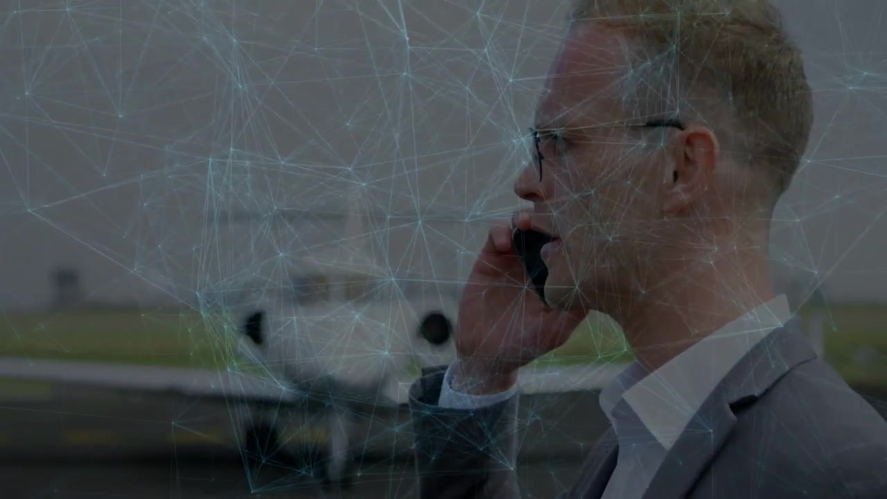 Uomo che tiene il telefono sotto una sovrapposizione web, facendo una chiamata di lavoro mentre la telecamera si allontana rivelando un jet.