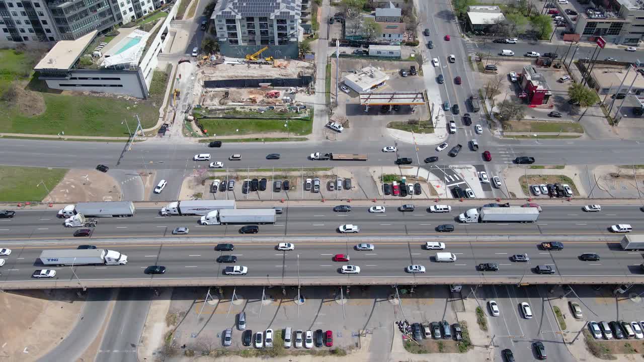 고속도로, 공항, 기차역을 포함한 도시의 분주한 교통 허브의 황홀한 조감도