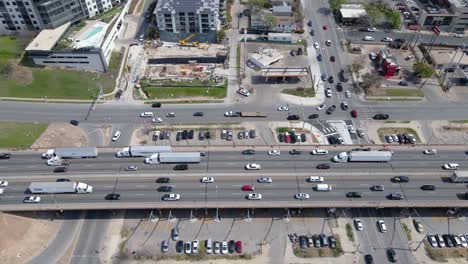 una fascinante vista aérea de los bulliciosos centros de transporte de la ciudad, incluidas autopistas, aeropuertos y estaciones de tren