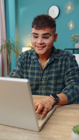 inspirado hombre feliz hacer eureka gesto levanta el dedo se le ocurrió un plan creativo trabajando en la computadora portátil