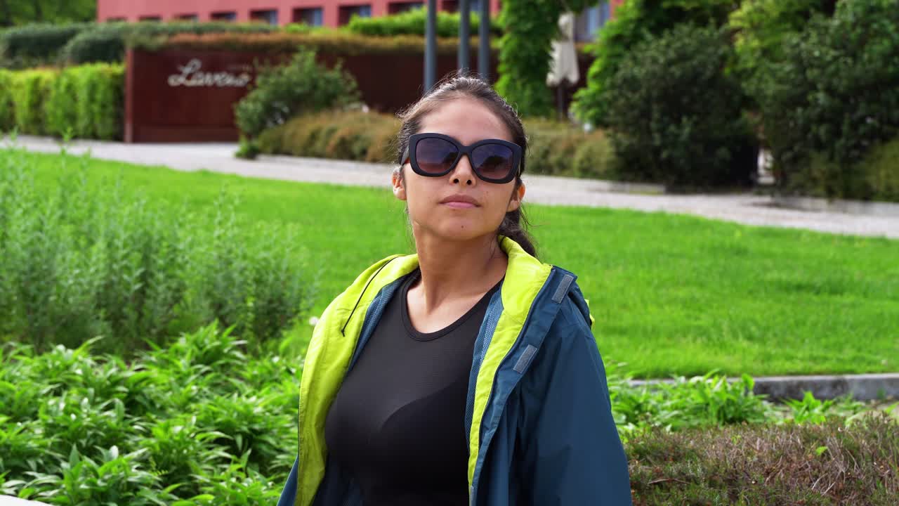 Viajera con gafas de sol en un parque en Laveno-Mombello, Lombardía, Italia