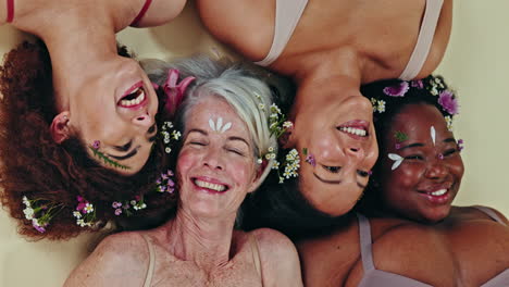 la diversidad, las flores de la cara o las mujeres sonríen con sí mismas