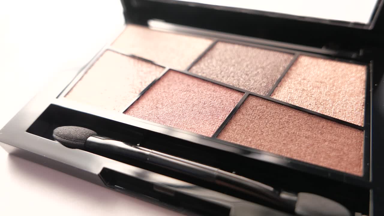 primer plano de una paleta de sombra de ojos