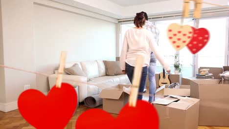 pareja mudándose a su nueva casa para el día de san valentín