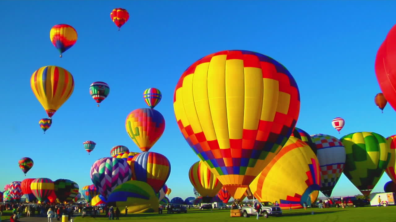 앨버커키 풍선 축제 2에서 다채로운 풍선 발사