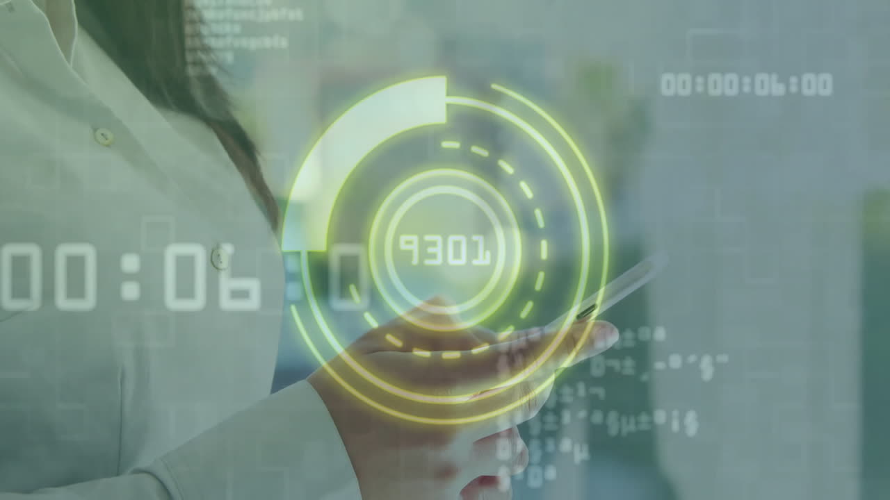 animación de procesamiento de datos y escaneo de alcance sobre mujer de negocios asiática usando teléfono inteligente