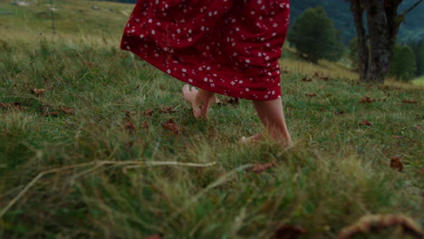 Pies-De-Mujer-Desnuda-Caminando-Sobre-Hierba-Verde-De-Cerca.-Chica-Desconocida-Pisando-La-Pradera