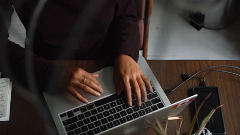 Toma-En-ángulo-Alto-De-Una-Mujer-Escribiendo-En-Su-Computadora-Portátil