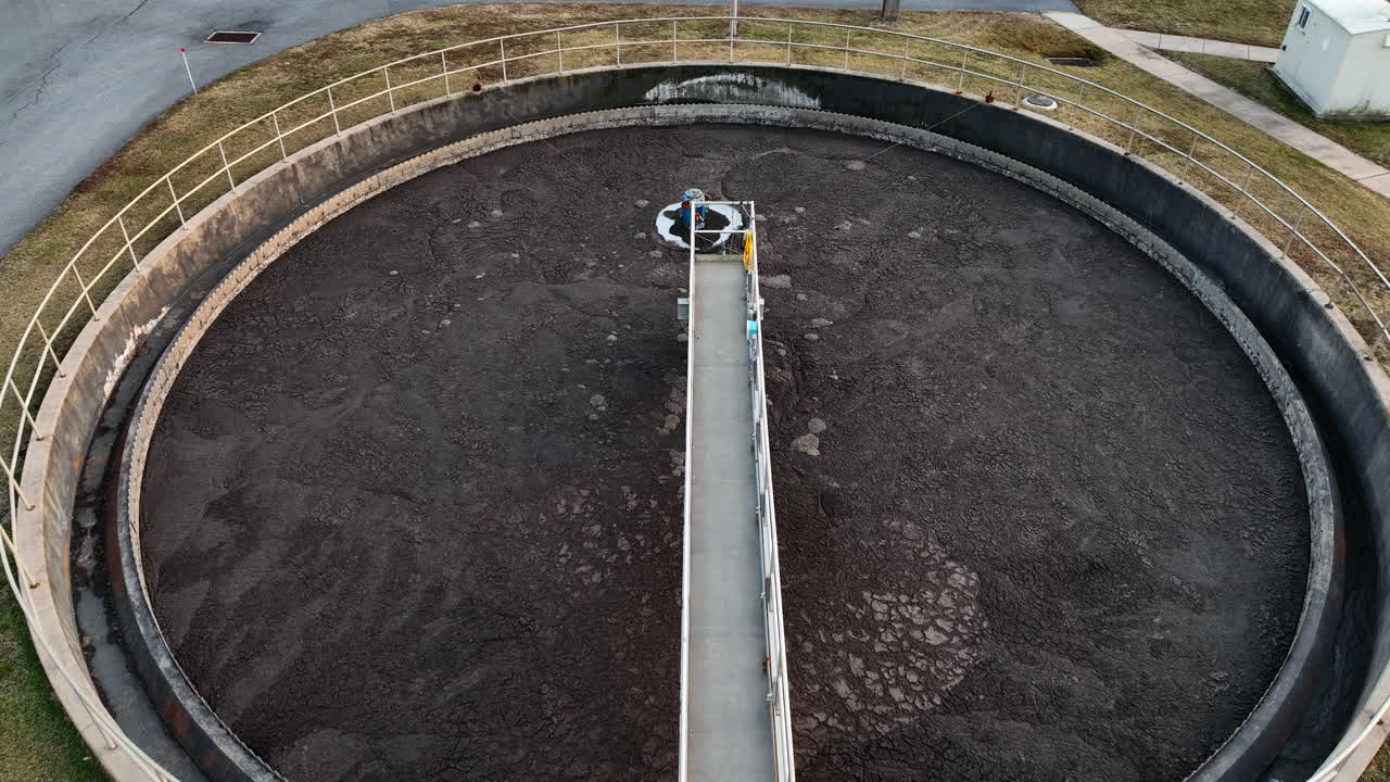 tanque de retención redondo en la planta de tratamiento de alcantarillado municipal