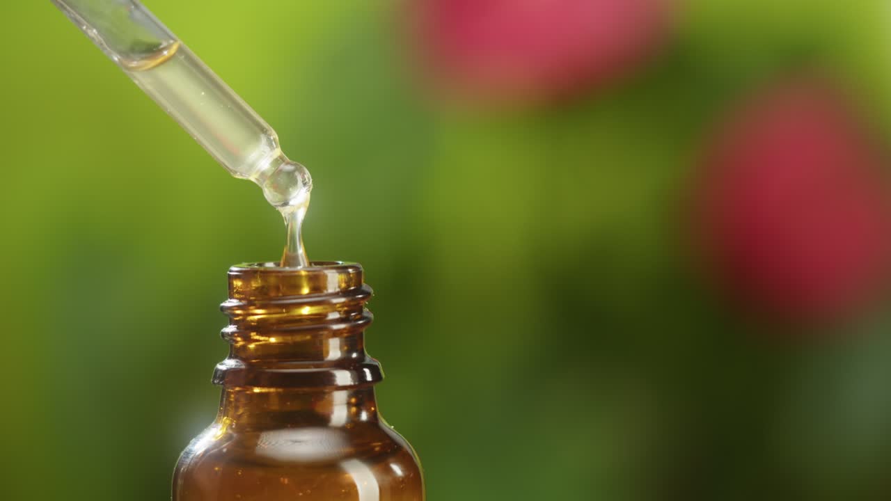 goteo de aceite de pipeta en botella de primer plano, jugo de planta. hacer suero de aroma en fondo verde. goteo de extracto líquido, rutina de cuidado de la piel, aceite esencial de tratamiento, concepto de spa. medicina tradicional