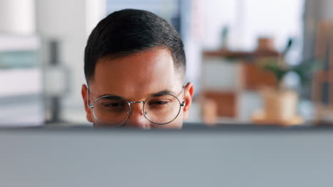 computadora, hombre de negocios y pensar con datos
