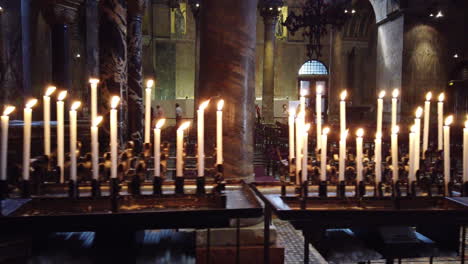 Venecia,-Dentro-De-Una-Iglesia,-Velas,-4-K,-59,94-Fotogramas-Por-Segundo,-6-Segundos,-Panorámica-De-Izquierda-A-Derecha