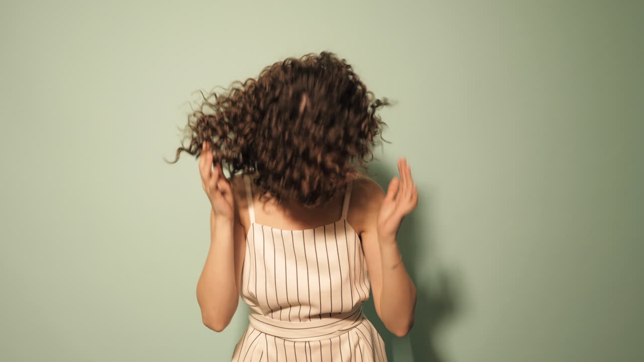 mujer feliz en mono a rayas