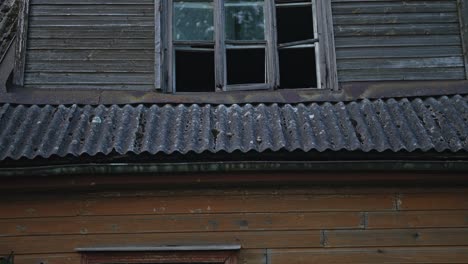 una vieja casa abandonada con ventanas cerradas.