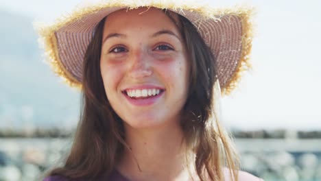 retrato de una adolescente caucásica mirando a la cámara y sonriendo