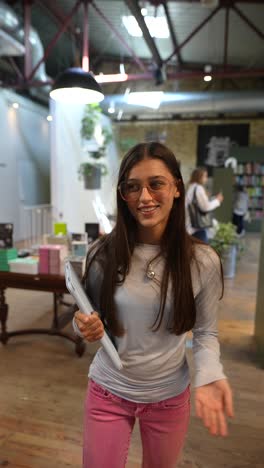 mujer joven en un café con una tableta