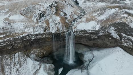 Imágenes-De-Drones-4k-De-Cascada-En-Islandia